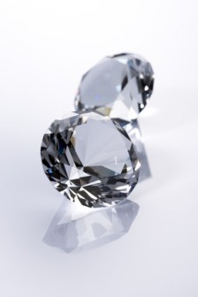 Bild geschliffener Diamanten - Bearbeitung Ihrer Übersetzungen in Anlehnung an DIN EN ISO 17100